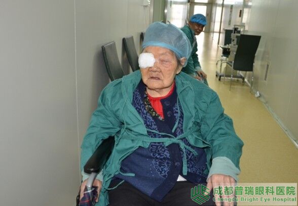 艾碧君院長(zhǎng)親自主刀110歲老人白內(nèi)障手術(shù)