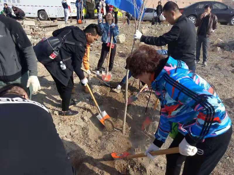 普瑞眼科參加天山區(qū)秋季義務(wù)植樹活動